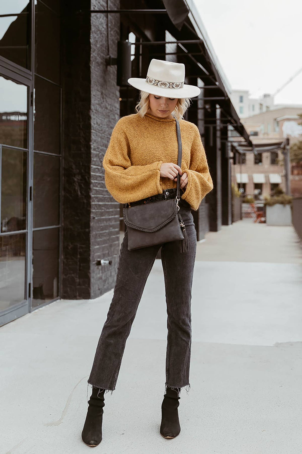Sloane Flapover Crossbody w/ Whipstitch and Tassel | M1802A : Powder Blue